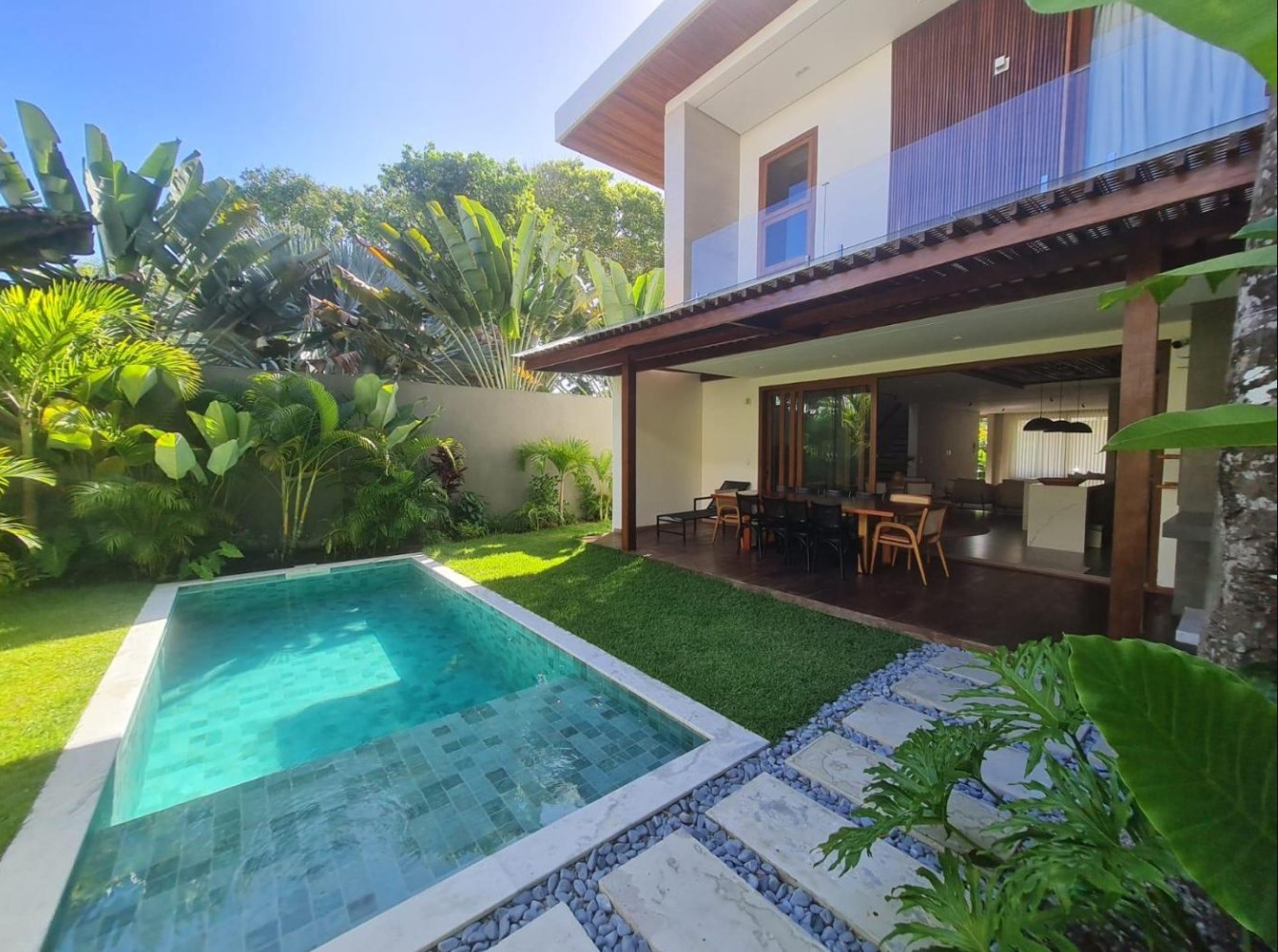 Casa mobiliada de alto padrão com 4 suítes, piscina e acabamento sofisticado em Arraial d’Ajuda em Porto Seguro