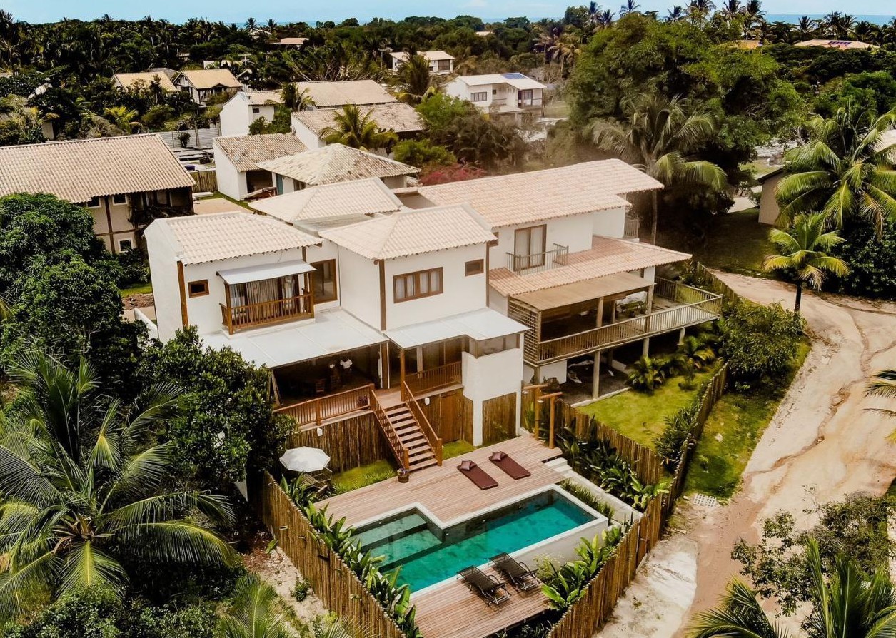 Casa em condomínio com 5 dormitórios, piscina e acesso à Praia do Espelho no Outeiro das Brisas