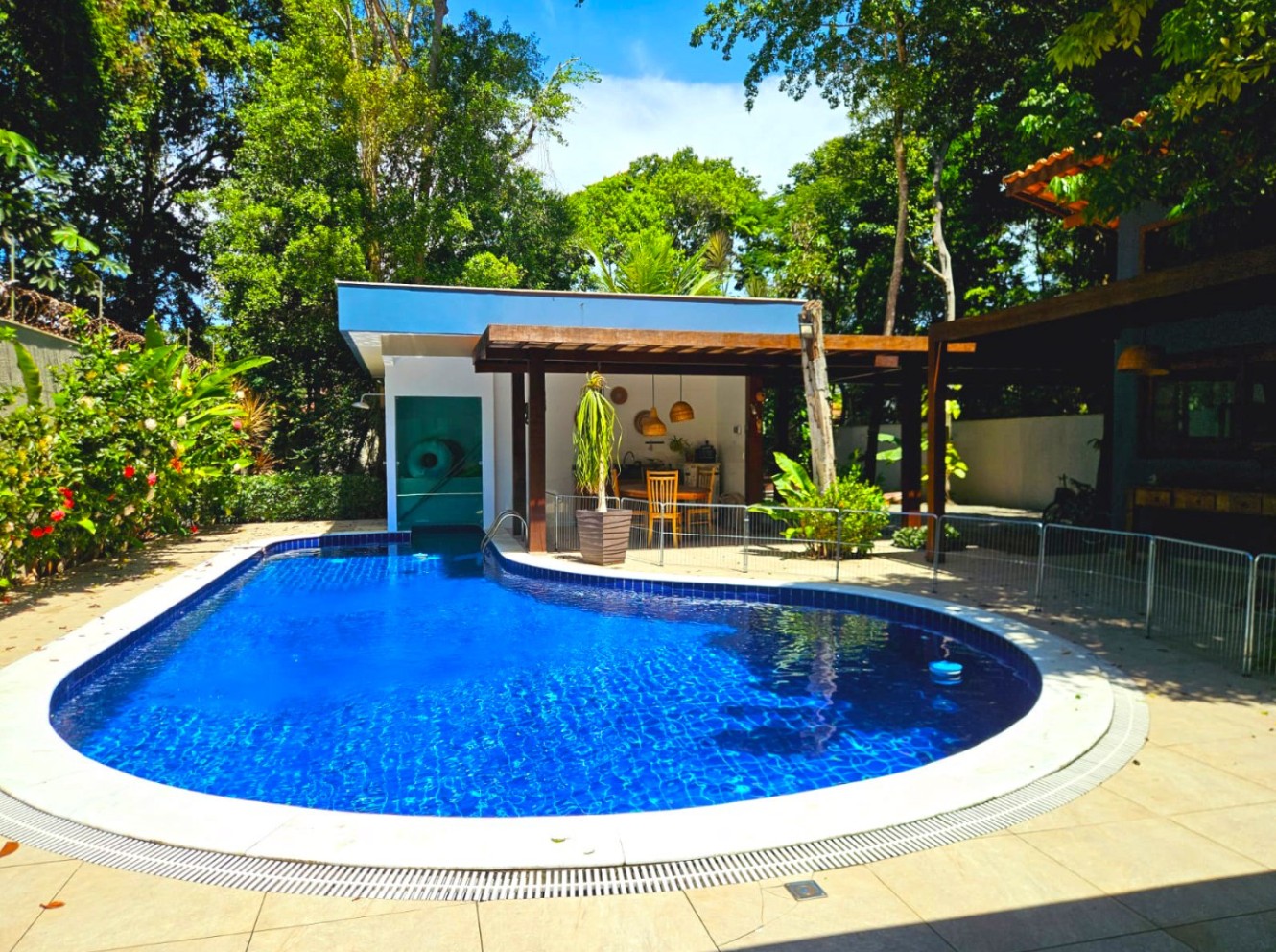 Casa de alto padrão com 5 suítes, piscina e sauna a 300 metros da praia em Arraial d’Ajuda