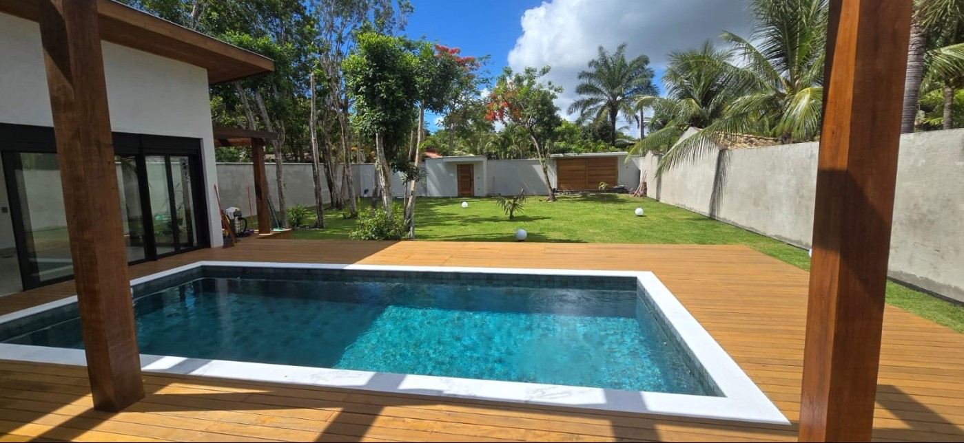 Casa de alto padrão com suíte master, 2 chalés independentes e piscina em Arraial d’Ajuda