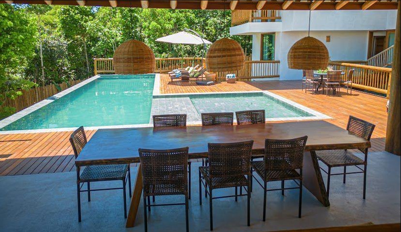 Casa de alto padrão com 5 suítes, piscina com borda infinita e área de lazer completa em Trancoso