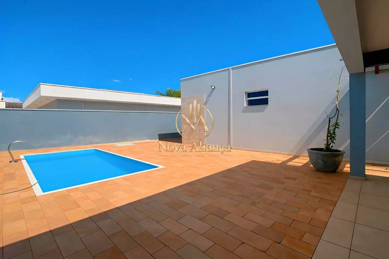 Casa com piscina e 3 dormitórios no Condomínio Flamboyant