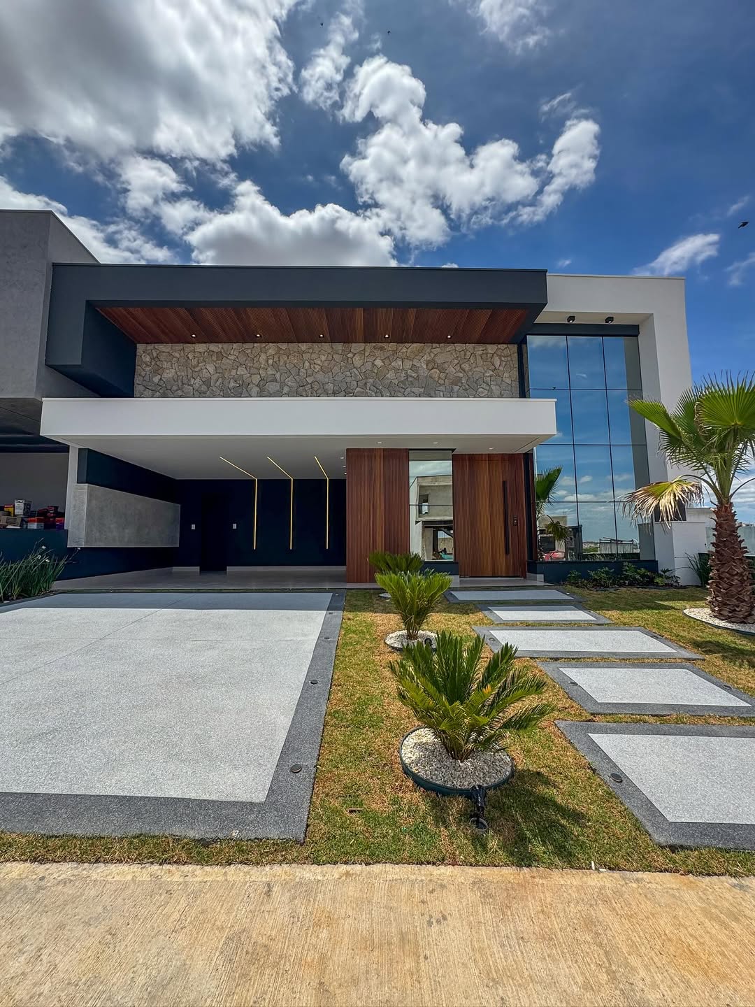 Casa Térrea Moderna com Pele de Vidro e Piscina em Condomínio Desejado de Indaiatuba em Indaiatuba/SP