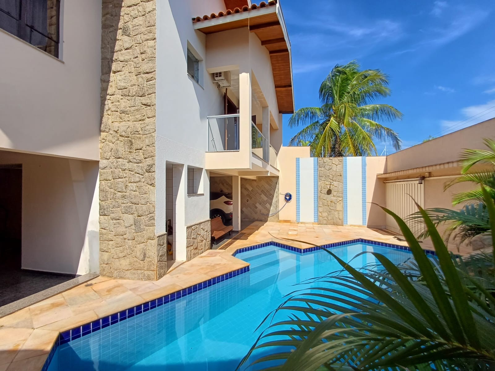 Casa de alto padrão com 5 suítes, piscina e sauna no Jardim Alvorada