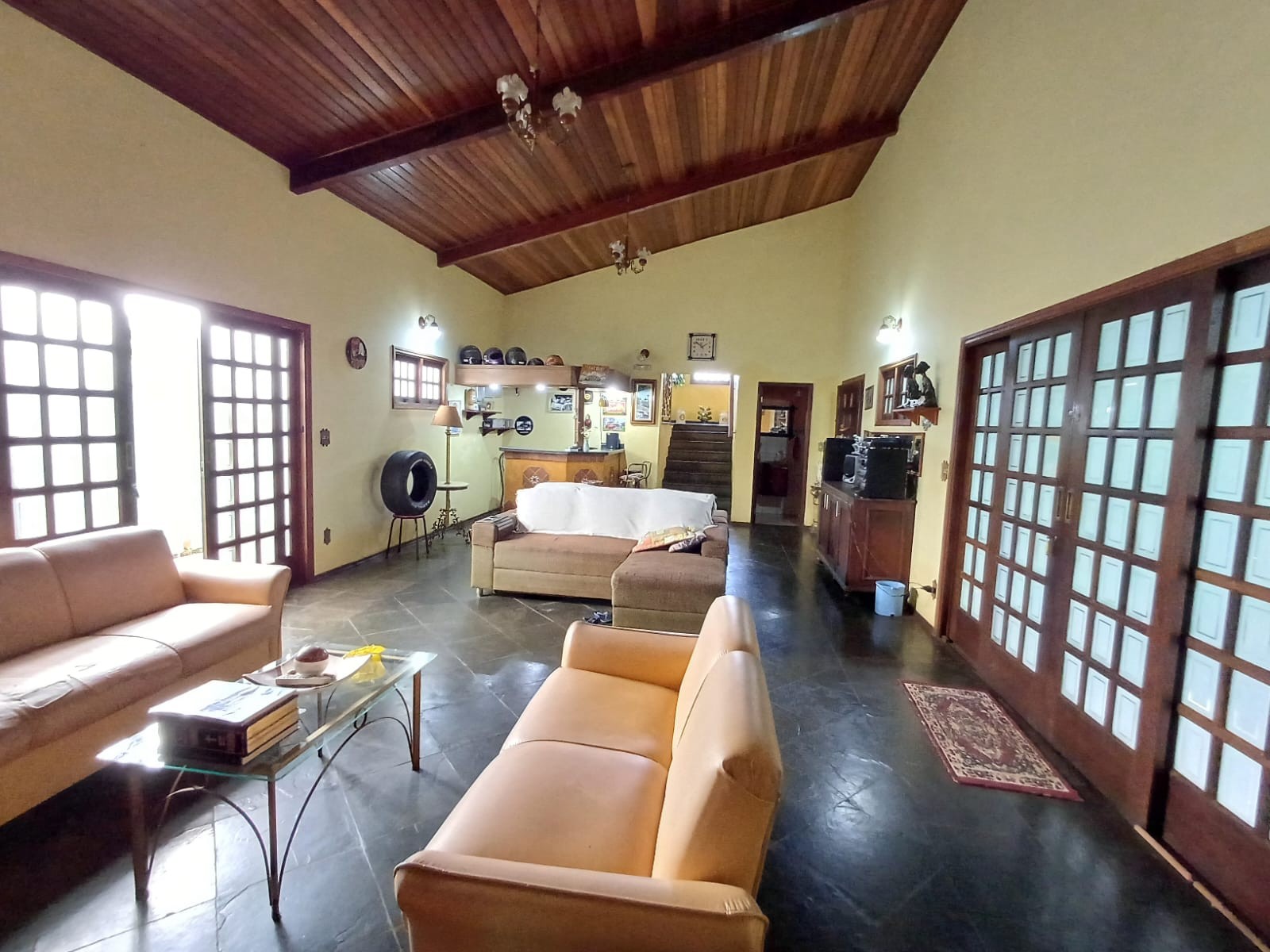 Casa com 5 quartos e garagem para 6 carros no Jardim Alvorada