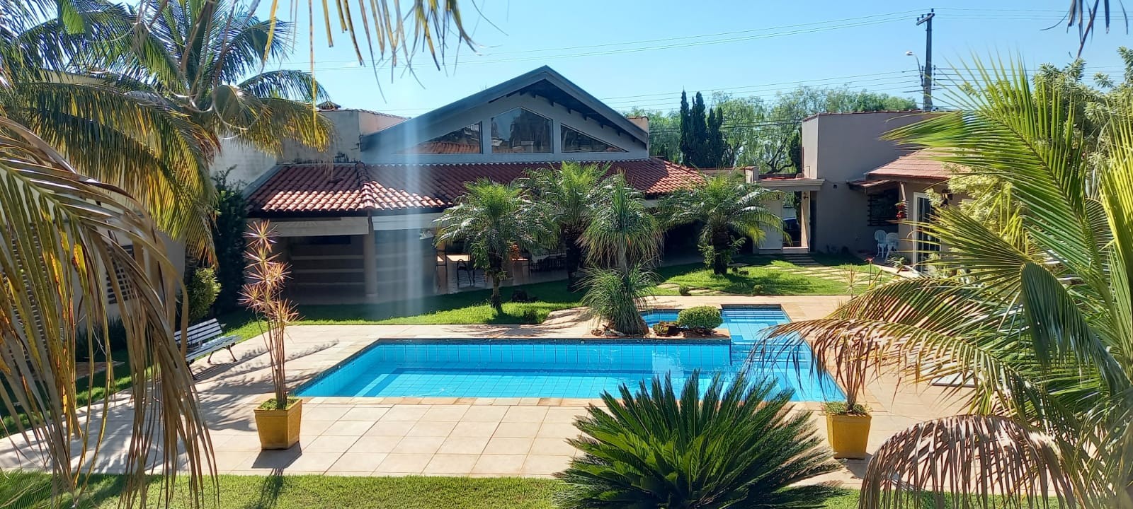 Casa com 2 suítes e área de lazer com piscina no Condomínio Primavera