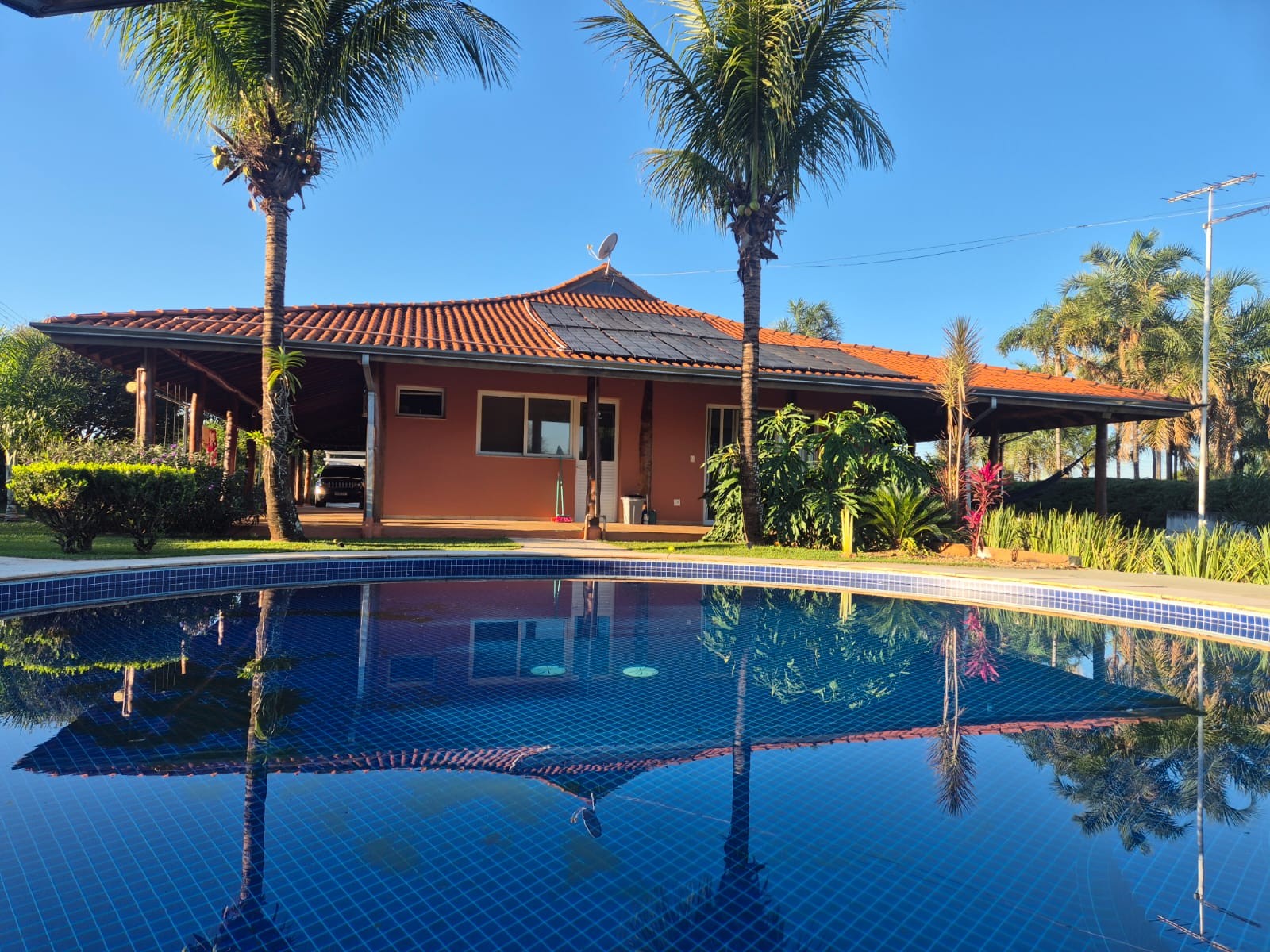 Chácara de 2.000 m² com piscina e energia solar no Condomínio Morada do Sol