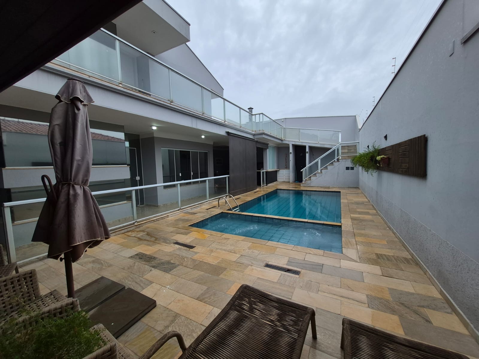 Casa com 4 dormitórios, piscina e escritório no Jardim América