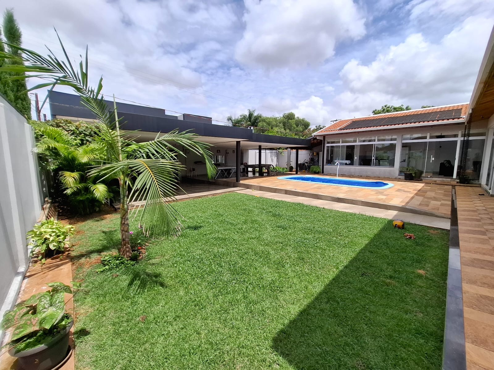 Casa com piscina aquecida e energia solar no Condomínio Primavera