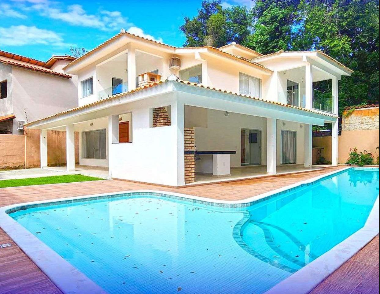 Casa semi mobiliada com piscina e espaço gourmet a poucos metros do centro de Arraial d’Ajuda
