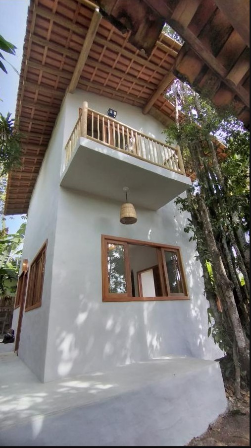 Casa com 2 chalés, piscina e terreno amplo a poucos minutos do Quadrado e da praia em Trancoso