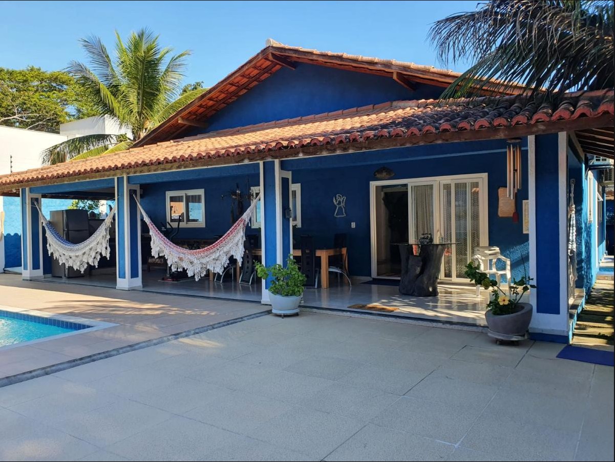 Casa com piscina em bairro residencial e arborizado a 400 metros do centro de Arraial d’Ajuda