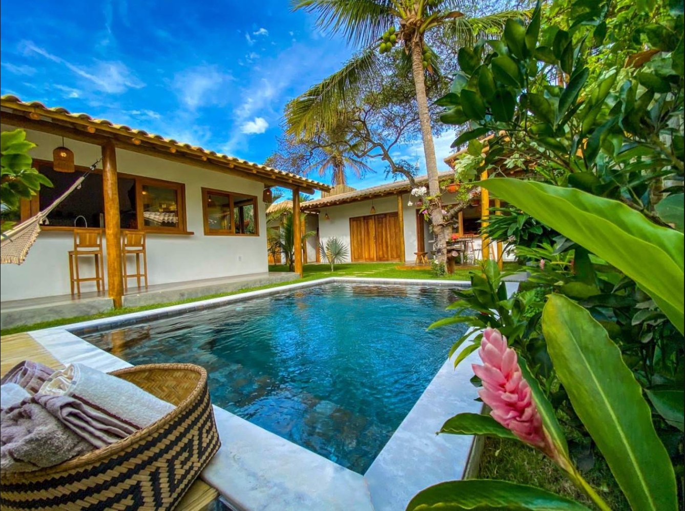 Casa de alto padrão com 4 suítes, piscina e área gourmet próxima ao Quadrado de Trancoso