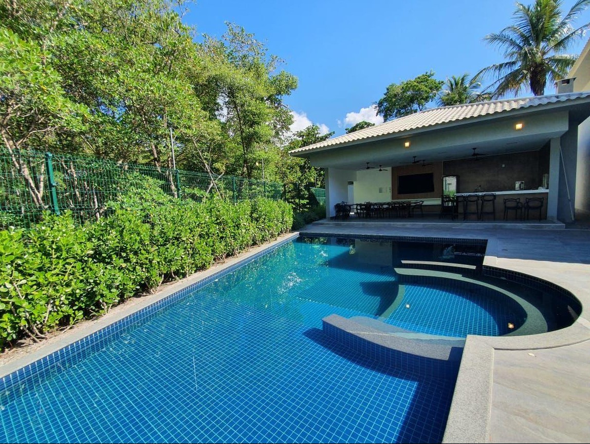 Casa de alto padrão com 4 suítes, piscina e área gourmet em Arraial d’Ajuda