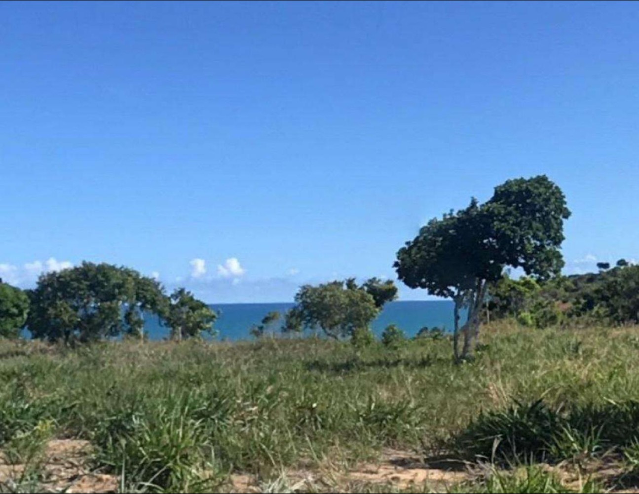 Terreno em condomínio com 1.500 m² e vista para o mar a 300 metros da praia em Arraial d’Ajuda